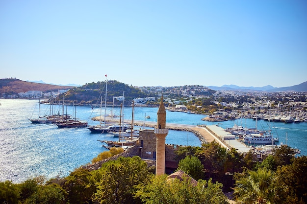 Vista del mare Egeo, marina tradizionale delle case bianche dal castello di Bodrum, Turkey