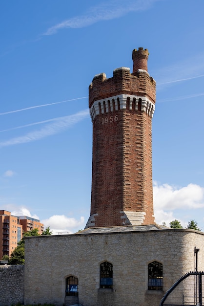 Vista del mattone torre idraulica a Wapping Dock, Liverpool, England