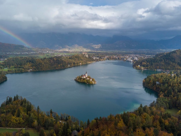 Vista del meraviglioso Lago di Bled delimitato da splendide foreste Slovenia