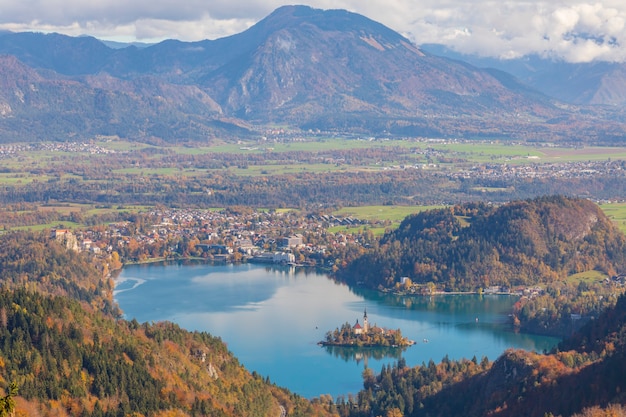 Vista del meraviglioso Lago di Bled delimitato da splendide foreste Slovenia