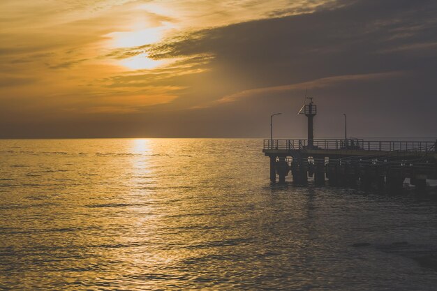 Vista del molo al tramonto, tramonto sul mare