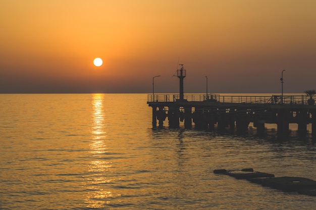 Vista del molo al tramonto