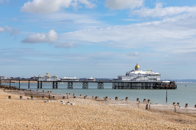 Vista del molo di Eastbourne nell'East Sussex