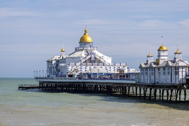 Vista del molo di Eastbourne nell'East Sussex