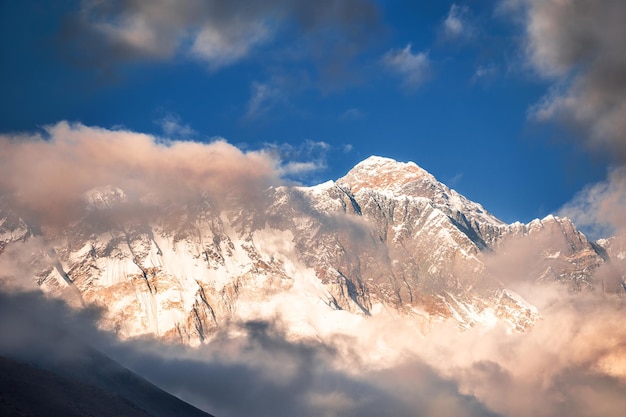 Vista del Monte Everest con le nuvole al tramonto. Trekking al campo base dell'Everest in Nepal