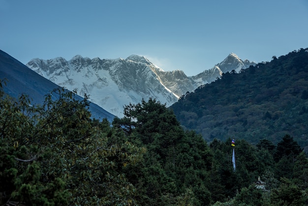 Vista del Monte Everest e Nuptse con bandiere di preghiera buddista da kala patthar in Nepal