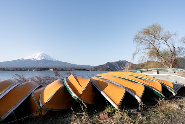 Vista del Monte. Fuji o Fuji-san con barca gialla e cielo sereno al lago kawaguchiko, Giappone.