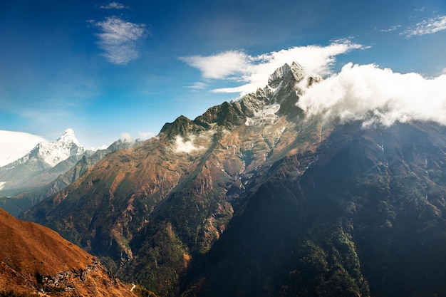Vista del monte Thamserku e del monte Ama Dablam nelle montagne dell'Himalaya. Valle del Khumbu, regione dell'Everest, Nepal. Paesaggio autunnale
