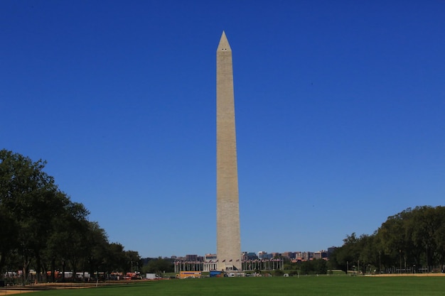 Vista del monumento contro un cielo blu limpido