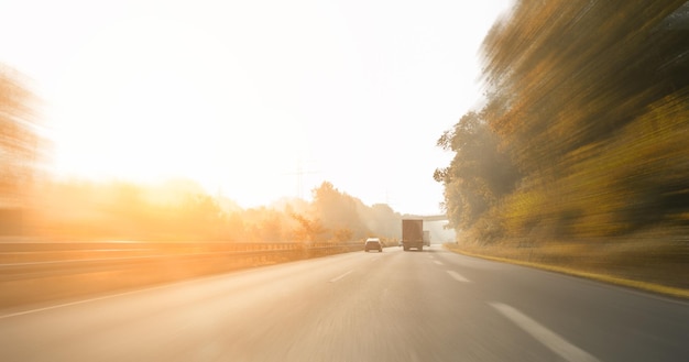 Vista del movimento dell'autostrada all'inizio dell'autunno nebbioso, copyspace per il tuo testo individuale.