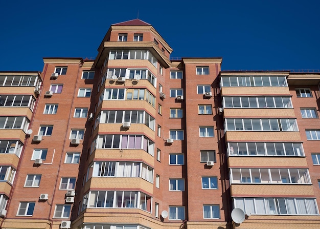 Vista del muro di mattoni rossi di un edificio residenziale