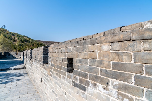 Vista del muro di pietra contro un cielo blu limpido