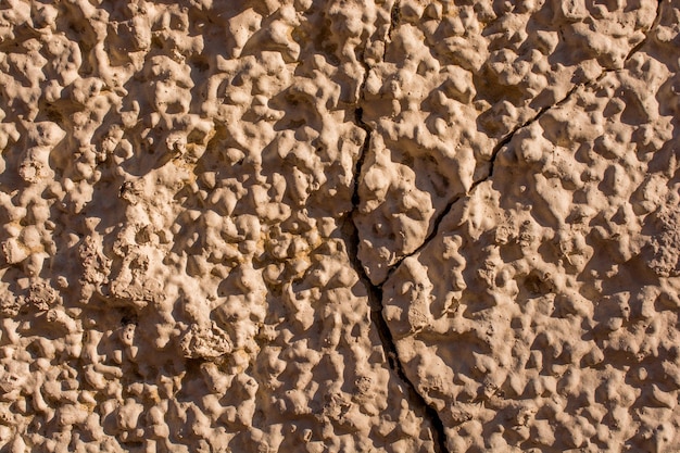 Vista del muro incrinato come sfondo solido