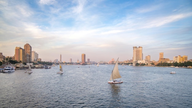 Vista del Nilo dal ponte dell'università al Cairo