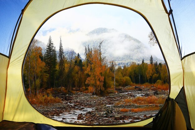 vista del paesaggio autunnale dal turismo tenda