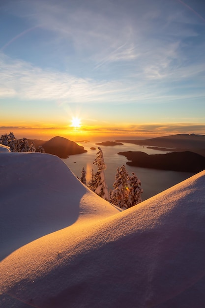 Vista del paesaggio canadese durante un colorato tramonto invernale