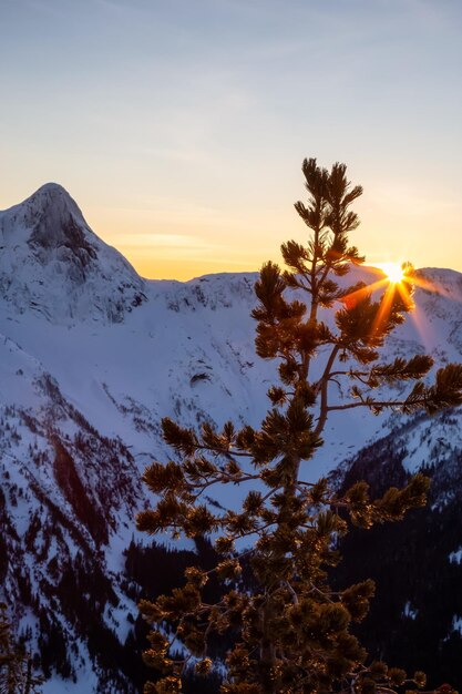 Vista del paesaggio canadese durante un vivace tramonto invernale