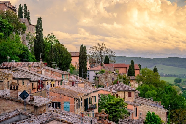 Vista del paesaggio cittadino contro il cielo