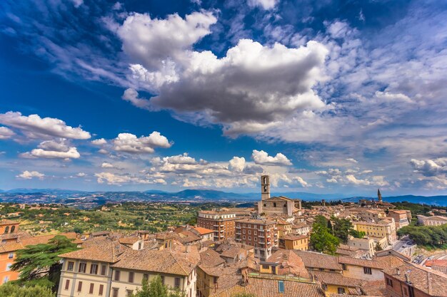 Vista del paesaggio cittadino contro un cielo nuvoloso