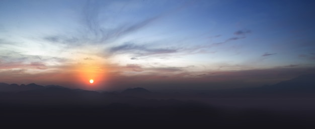 Vista del paesaggio con colline e priorità bassa del cielo di alba