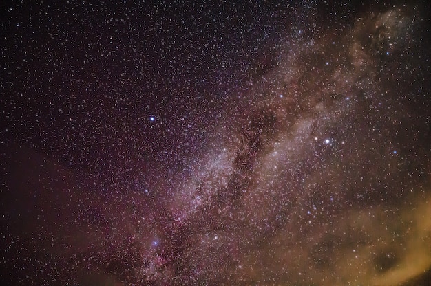 Vista del paesaggio con la Via Lattea e la stella di un milione nel cielo di notte