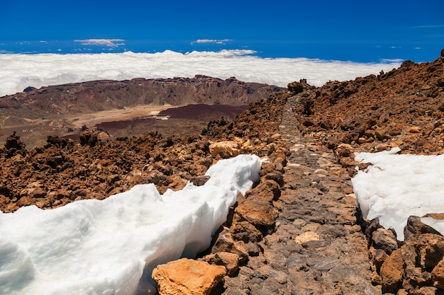 Vista del paesaggio con percorso a piedi sul monte vulcanico Teide a Tenerife, Spagna