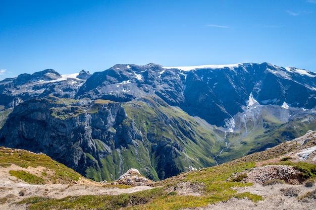 Vista del paesaggio dei ghiacciai della montagna dalla sommità del Petit Mont Blanc a Pralognan la Vanoise, sulle alpi francesi