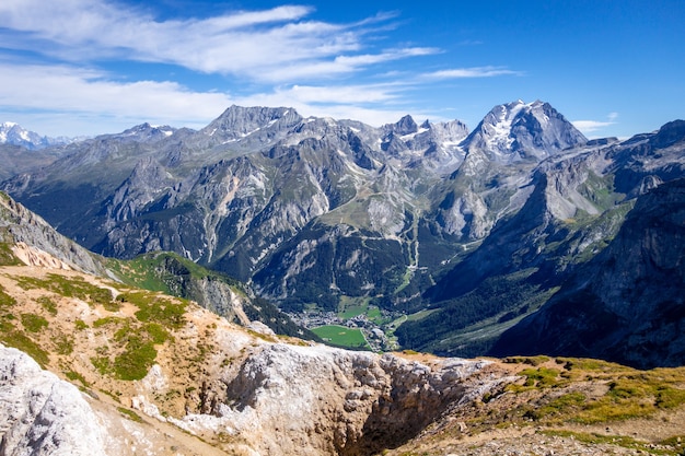 Vista del paesaggio dei ghiacciai della montagna dalla sommità del Petit Mont Blanc