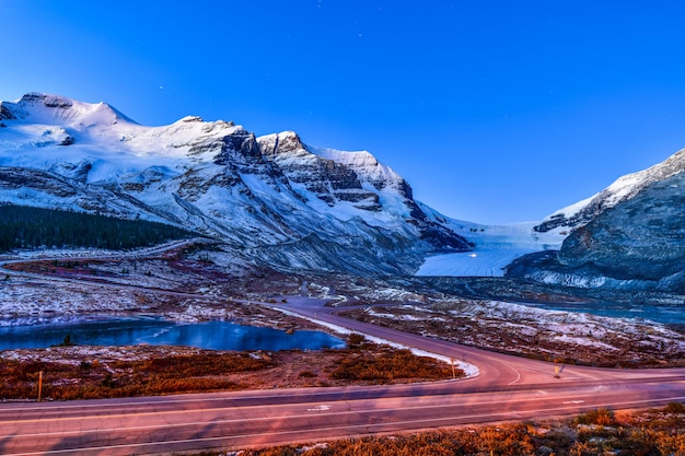 Vista del paesaggio del ghiacciaio di Athabasca alla strada panoramica di Columbia Icefield in Jasper National Park, Canada