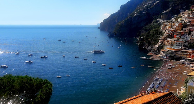 Vista del paesaggio del mare e delle montagne di Positano in una giornata di sole estivo