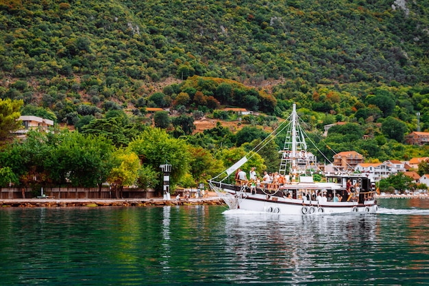 Vista del paesaggio della baia del montenegro. Tempo nuvoloso. mare con montagne