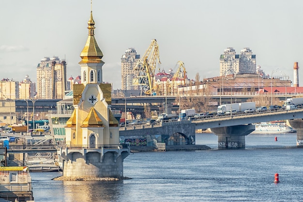 Vista del paesaggio della città con un ponte a Kiev Ucraina