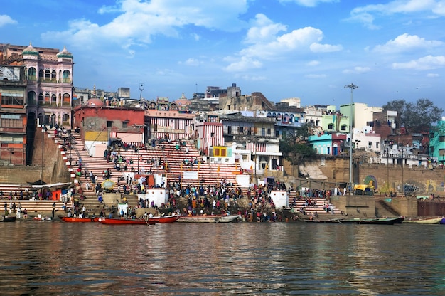 Vista del paesaggio della città di Varanasi dal fiume Gange India mattina città vista del fiume paesaggio della città antica Città indiana sul Gange Viaggio sul fiume Varanasi acqua blu pulita dei riflessi del fiume Gange