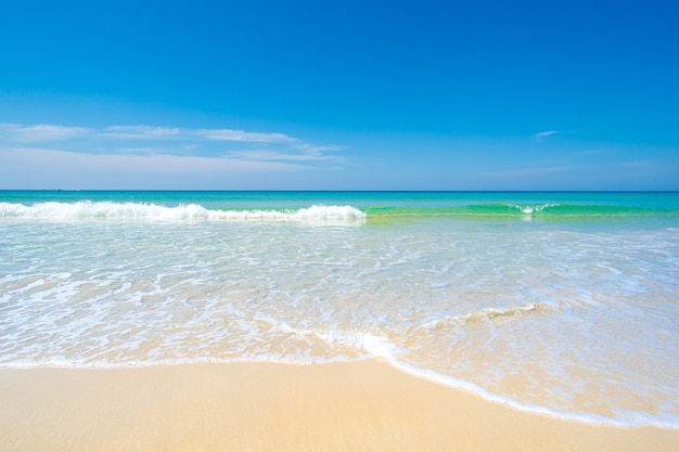 vista del paesaggio della spiaggia con cielo blu