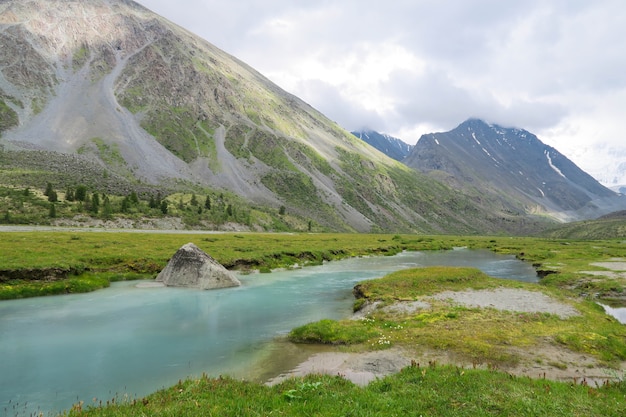 Vista del paesaggio della valle del fiume Akkem