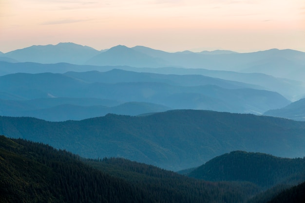 Vista del paesaggio delle montagne carpatiche verdi