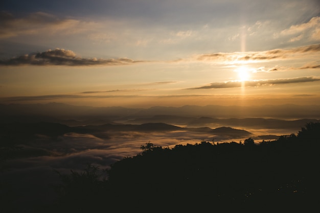 Vista del paesaggio di alba con le nuvole