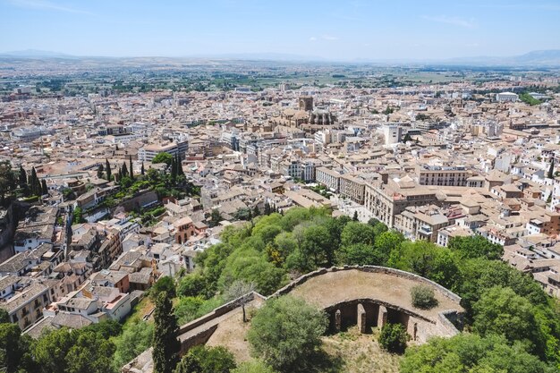 Vista del paesaggio di Granada dal palazzo di Alhambra, in Spagna.