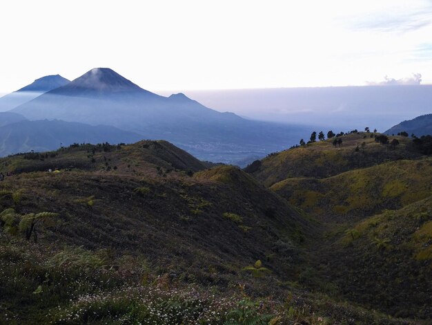 vista del paesaggio di montagna con colline - Mount Prau Central Java