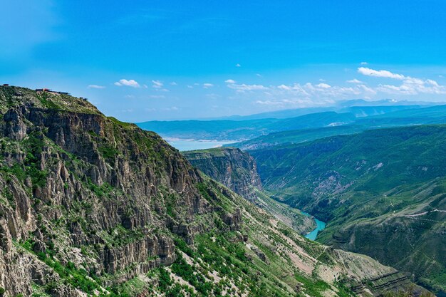 Vista del paesaggio di montagna del canyon del fiume Sulak in Daghestan