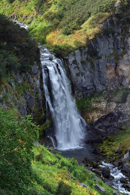 vista del paesaggio di montagna del profondo canyon e cascata del monte cascata