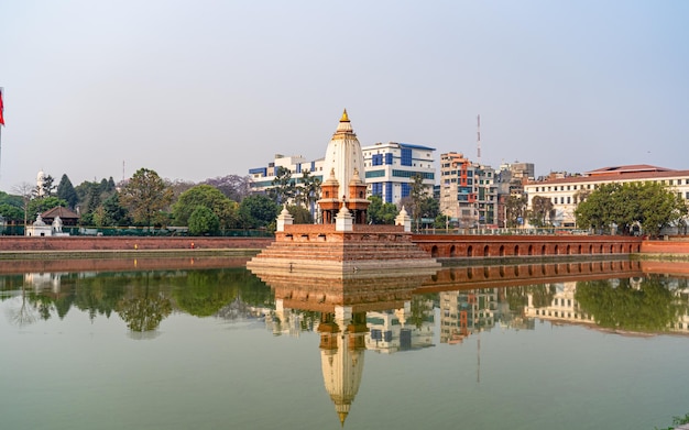 Vista del paesaggio di Rani Pokhari Pond a Kathmandu in Nepal