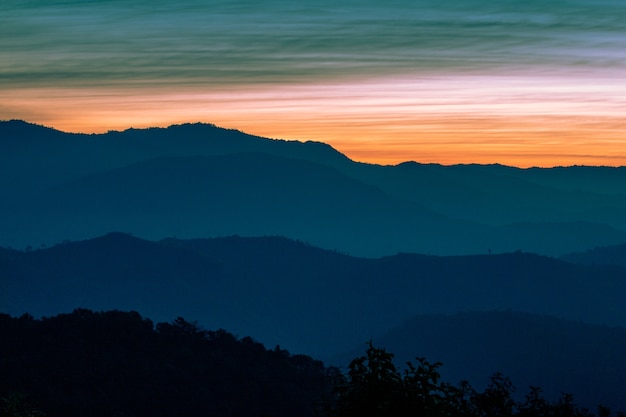 Vista del paesaggio di strato di montagne.