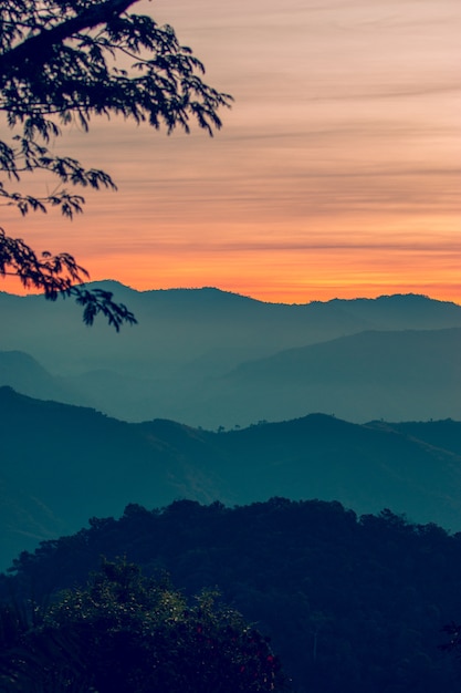 Vista del paesaggio di strato di montagne.