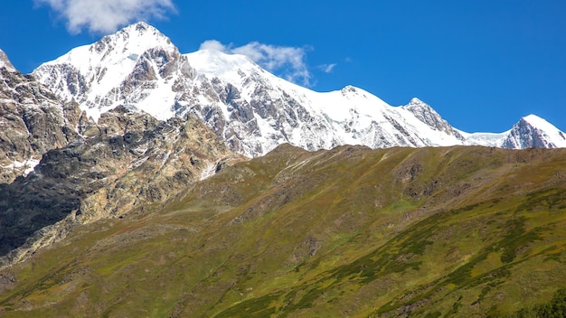 Vista del paesaggio in terreno montuoso in Georgia