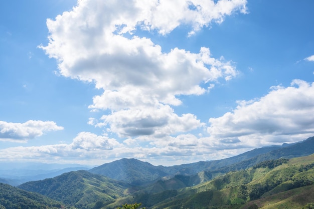 Vista del paesaggio montano e cielo blu nella provincia di nanNan è una provincia rurale nel nord della Thailandia al confine con il Laos