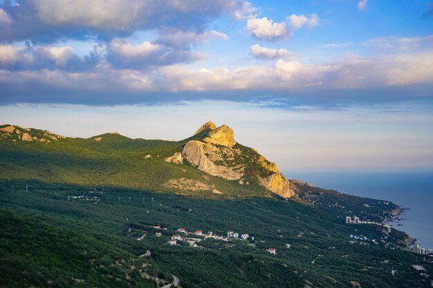 Vista del paesaggio naturale con le montagne