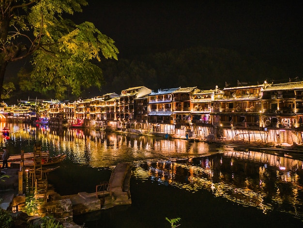 Vista del paesaggio nella notte della città vecchia di fenghuang. Città antica di Phoenix o contea di Fenghuang è una contea della provincia di Hunan, Cina