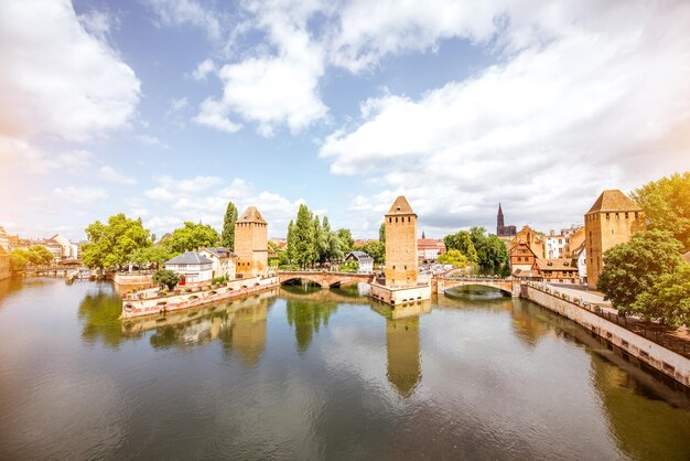 Vista del paesaggio sulla regione Petite-France con bellissime torri antiche e ponte nella città di Strasburgo, France