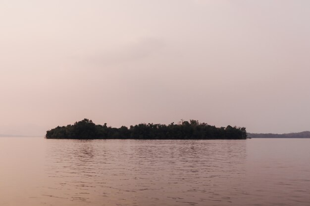 Vista del paesaggio tramonto caldo e liscio del grande lago.